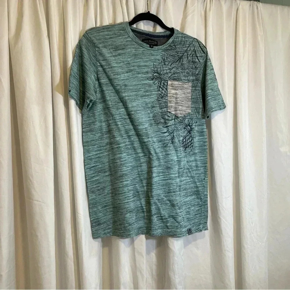 Free Planet Men’s Size M short sleeve graphic T-shirt with pocket